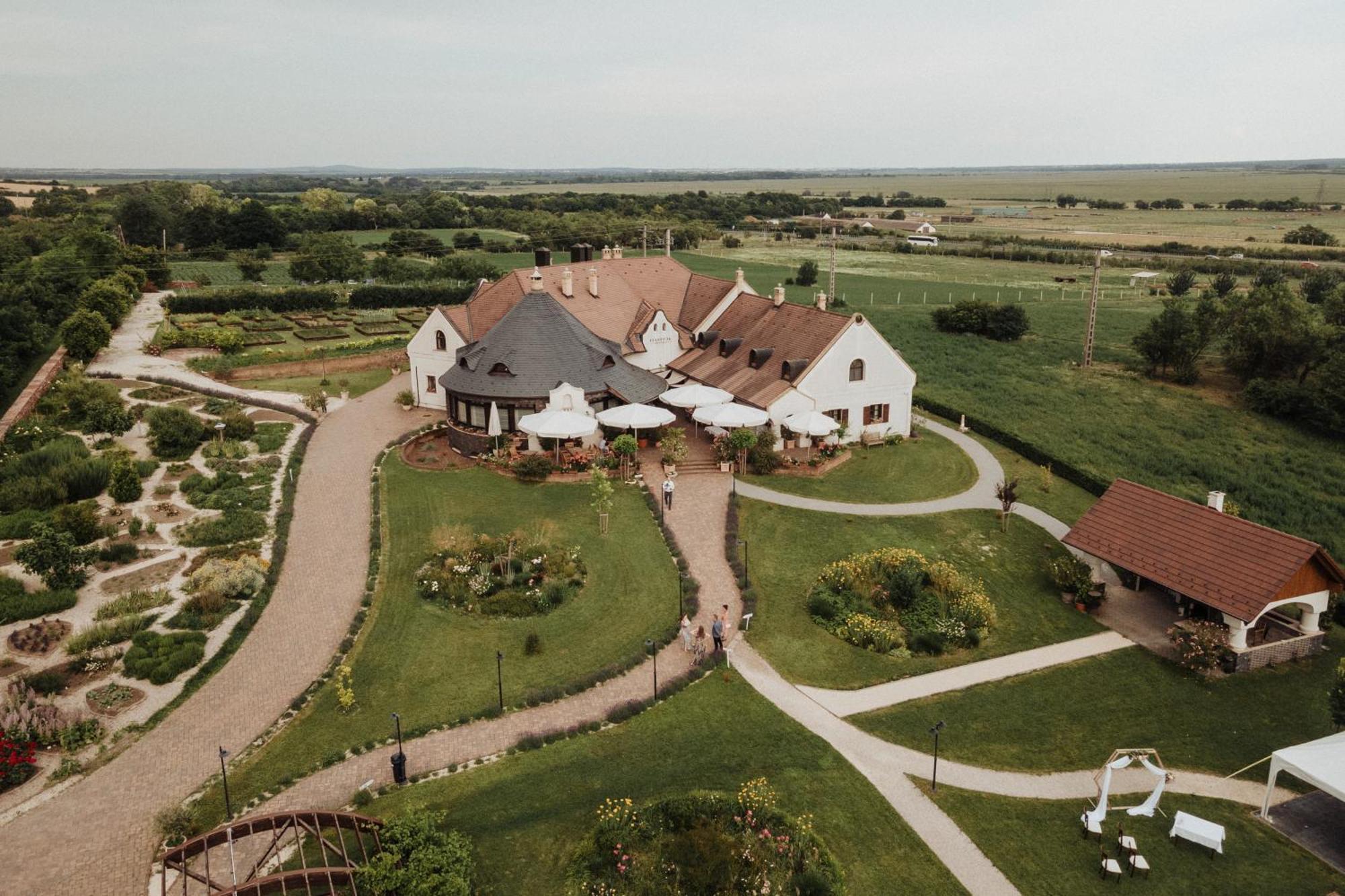 Fiastyuk Udvarhaz Csor Exterior foto